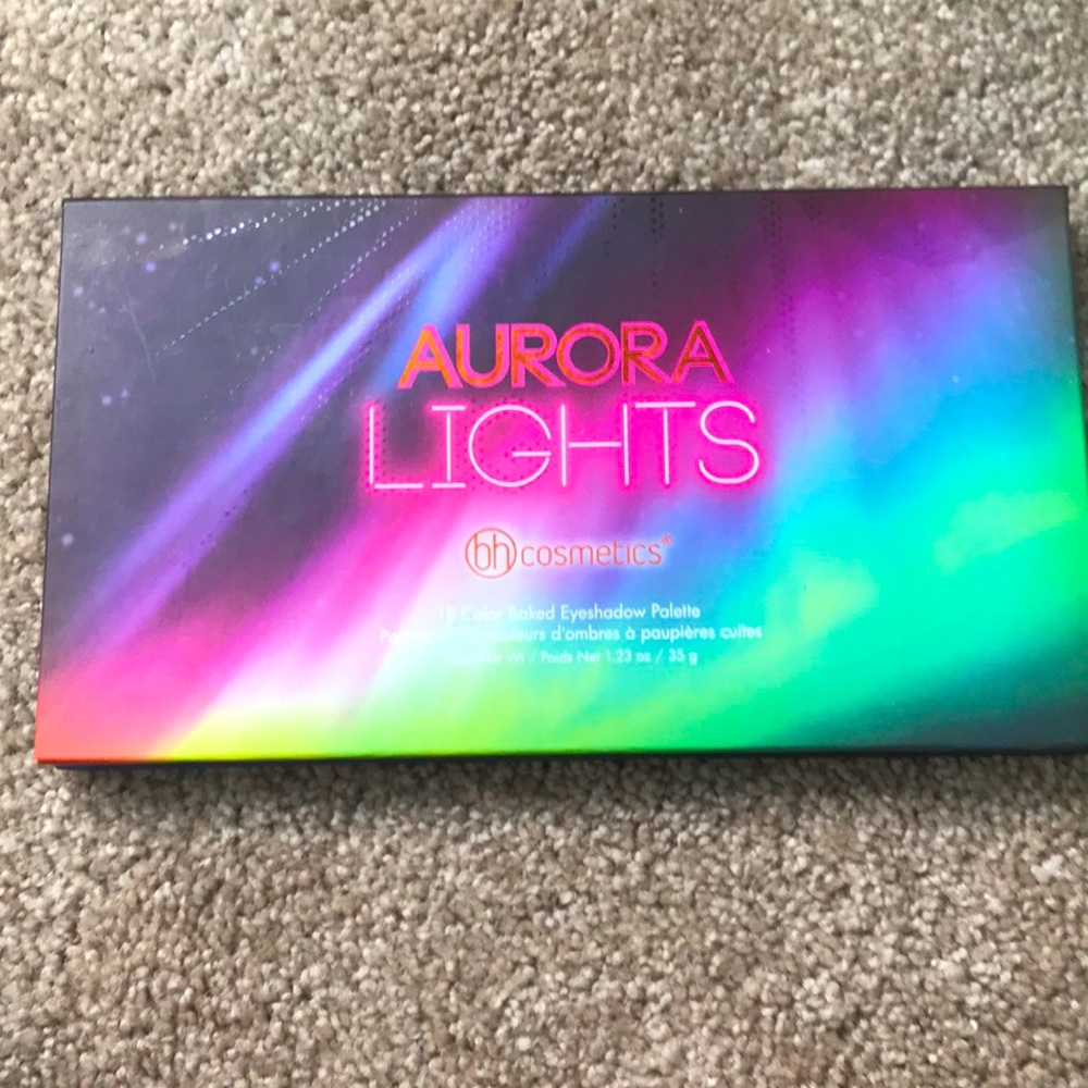Aurora Lights: 18 color eyeshadow palette